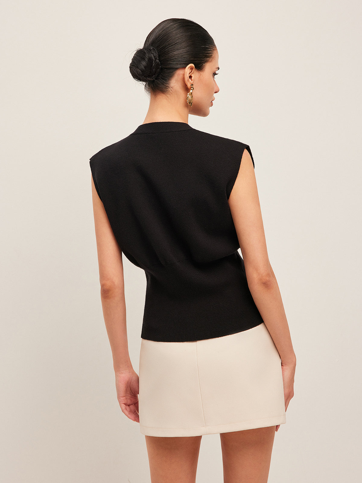 Annalena – Vestă Tricotată cu Butoane și Decolteu în V